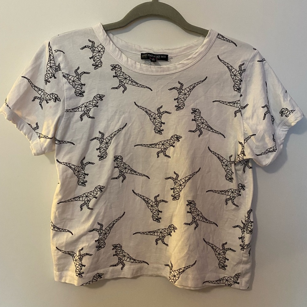 Semi-cropped tee with dinosaur pattern